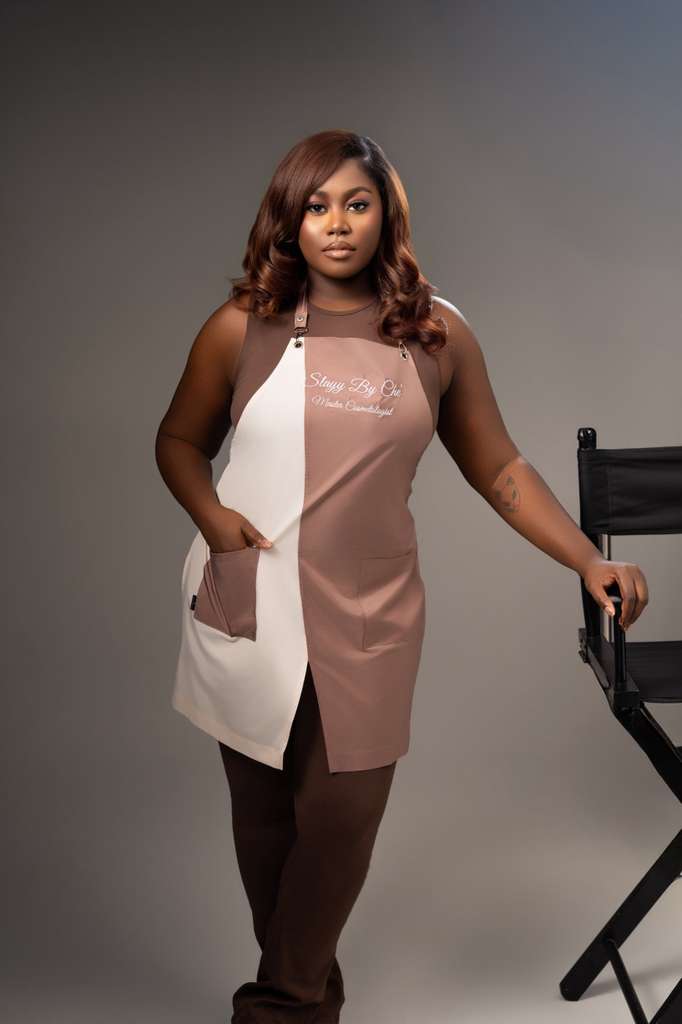Che — Master Cosmetologist in branded apron